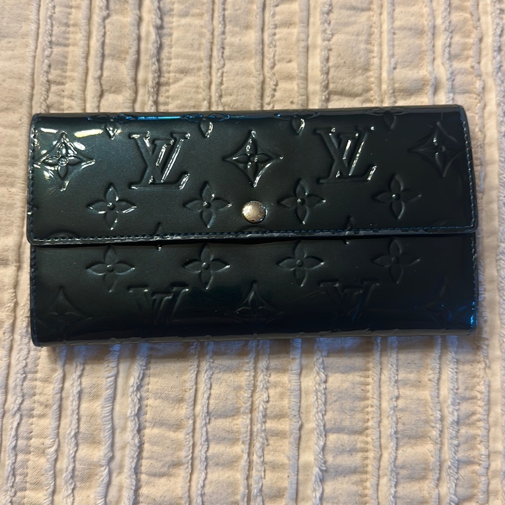 Louis Vuitton Vernis Leather Monogram Sarah Wallet - Authenticity Guaranteed.